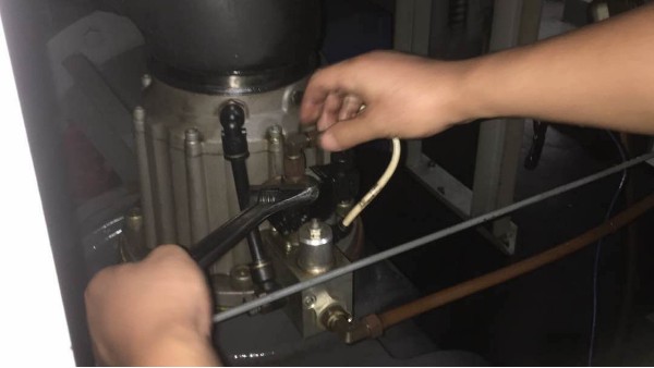 螺桿式空壓機(jī)進(jìn)氣閥工作原理及常見(jiàn)問(wèn)題分析